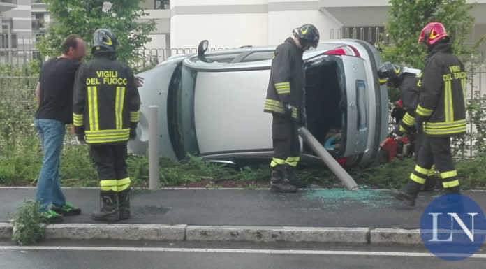 Lecco, auto ribaltata in via Ponte Alimasco: soccorso un uomo