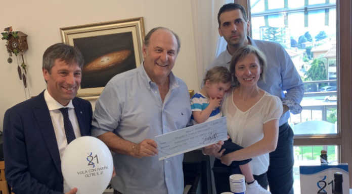 Mandello, visita a sorpresa di Gerry Scotti dal piccolo Martin per sostenere il progetto Genoma 21