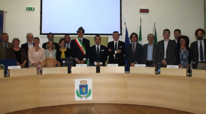 Merate, giuramento con il cappello d’alpino per il sindaco Panzeri. Ed è subito polemica sull’incidente in Auditorium