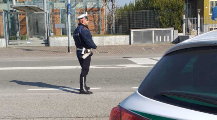 Merate, controlli fuori dalle scuole della Polizia locale: fermato motorino