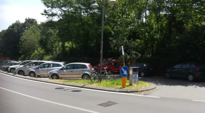 Merate, venditori ambulanti si spacciano per parcheggiatori: due suore si fidano e vengono multate