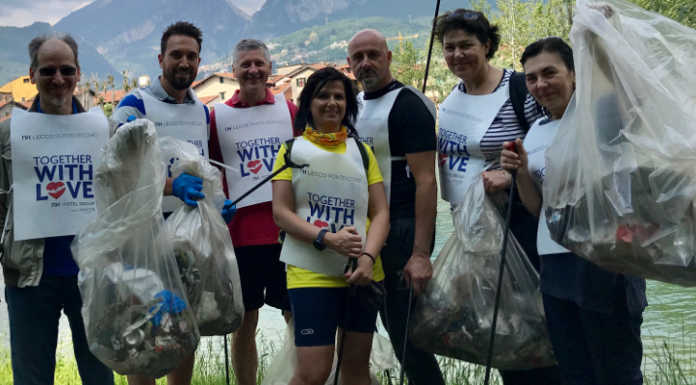 Lo staff dell’Nh Hotel al lavoro per ripulire le sponde dell’Adda