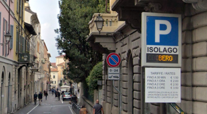 Isolago e Vallo, parcheggi chiusi nelle serate dello shopping: scoppia la polemica