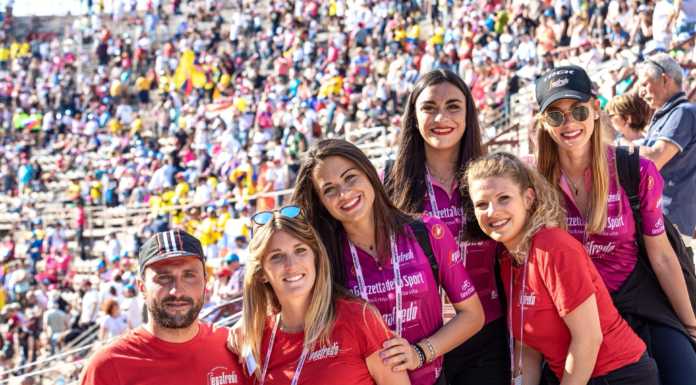 La carovana del Giro d’Italia raccontata da Sara Nicoletti, studentessa di Lambrugo Sara Nicoletti (la prima ragazza da sinistra) con le compagne della carovana rosa (foto Ziglioli)