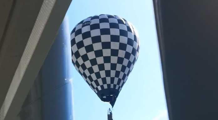 Da Lecco al lago, tutti col naso all’insù per ammirare la mongolfiera