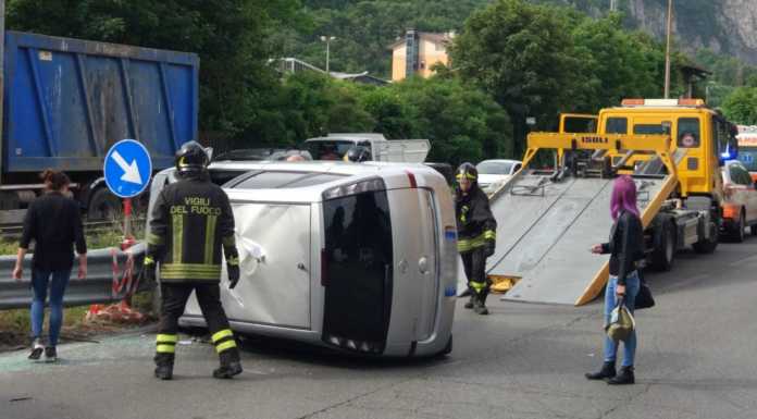 Incidente sull’ex statale. Auto si ribalta al semaforo di Valmadrera