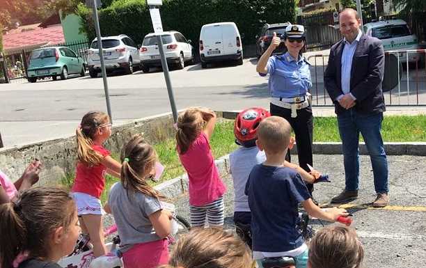 La Polizia Locale di Ballabio consegna il patentino ai bimbi dell’asilo
