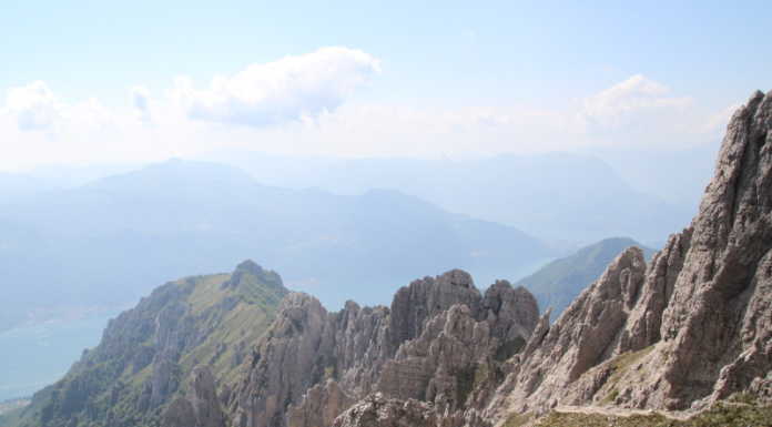 In Grignetta da più giorni, non vuole scendere. Lo raggiungono i soccorsi