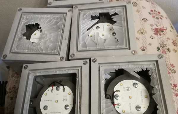 Raid vandalico in viale Turati, distrutti i faretti vicino al cimitero