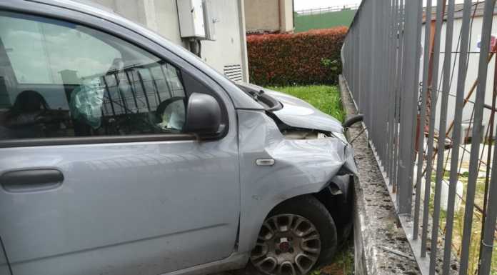 Missaglia, auto fuori strada finisce contro un muro. Soccorso un anziano