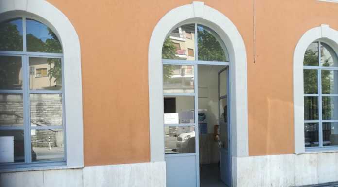 Ubriaco, sfonda con un pugno la vetrata della stazione di Olgiate