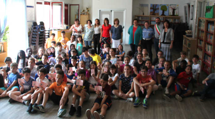 Olgiate, consegna dei patentini a scuola. Maestre e sindaco concordi: “La vigilessa Sara deve restare”