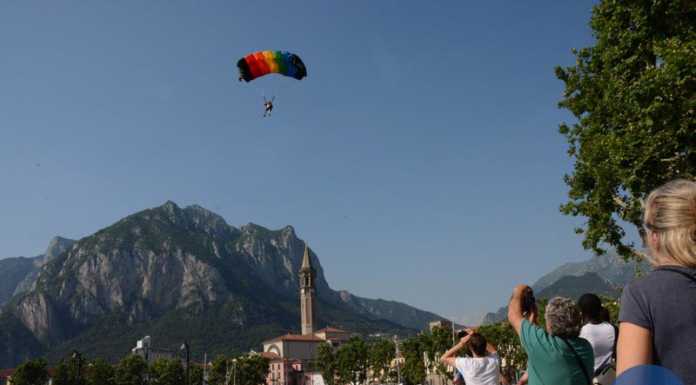 Lecco. Lo spettacolo dei paracadutisti sul lago (FOTO e VIDEO)