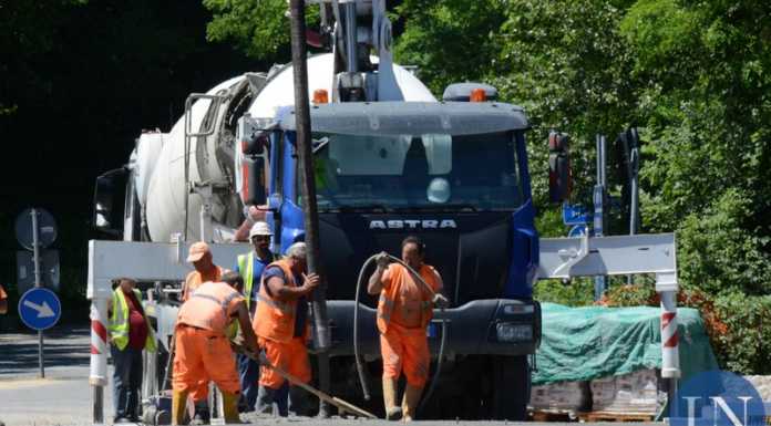 Annone, strada in ‘costruzione’ sul ponte. Lavori conclusi a fine mese