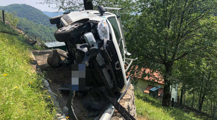 Torre De’ Busi, furgoncino esce di strada e rimane in bilico sulla scarpata