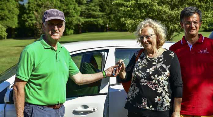Annone, golf di beneficenza. Cancro primo aiuto dona un’auto alla Lilt