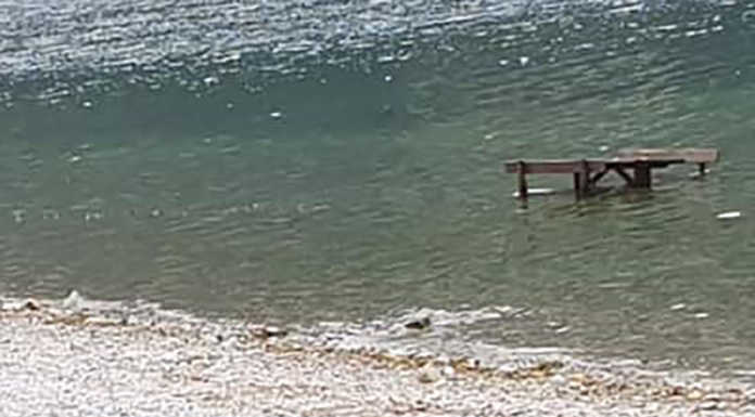 Abbadia, gettano un tavolo nel lago. Il Comune pensa al Daspo contro i vandali