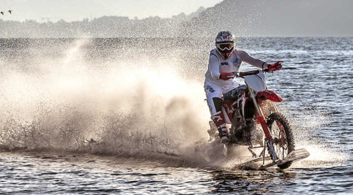 Dopo la traversata del lago in moto, Luca Colombo tenta il record di velocità