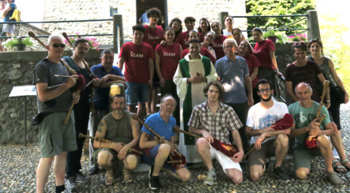 Paderno: le cornamuse dei Berghem Baghet e don Ivan in visita allo Stallazzo e alla Rocchetta