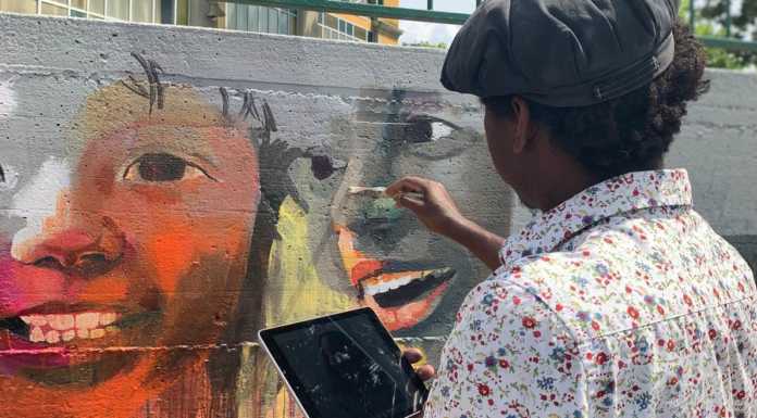 Casette, colori e i sorrisi dei bimbi nel nuovo murales della scuola di Chiuso