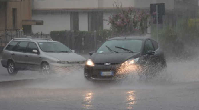 Maltempo. A Garbagnate auto bloccata nel sottopasso allagato.