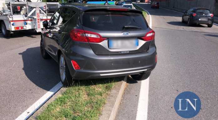 Caleotto. Auto parcheggiata senza freno a mano finisce in mezzo alla strada