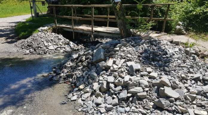 Calolzio. Anziana “isolata” al di là del torrente Carpine: “Nessuno interviene”