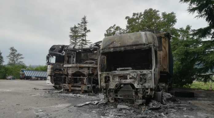Brivio, fiamme nella notte devastano tre camion. Immortalato il piromane