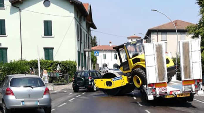Cisano. Mezzo da lavoro cade dal camion. Il sindaco: “Evitato ancora il peggio”