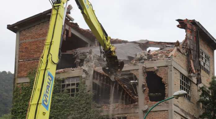 Cisano bergamasco. Demolita la ex fornace Comolli (FOTO)