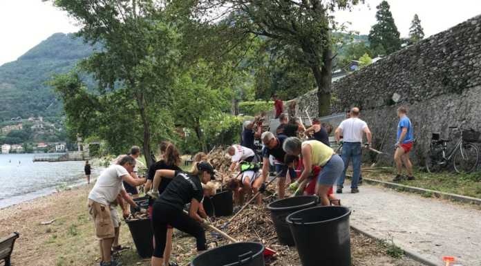 Dervio, i volontari ripuliscono la spiaggia in località Foppa