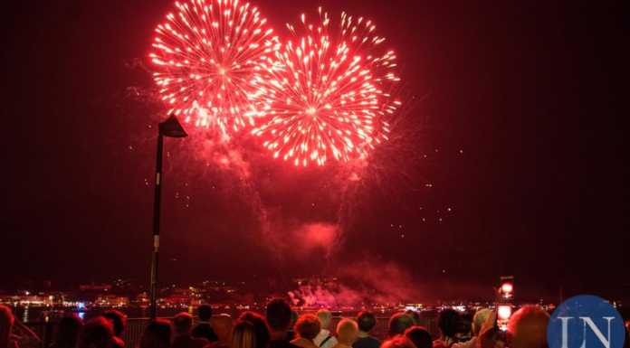 I fuochi d’artificio ‘accendono’ la Festa del Lago a Lecco