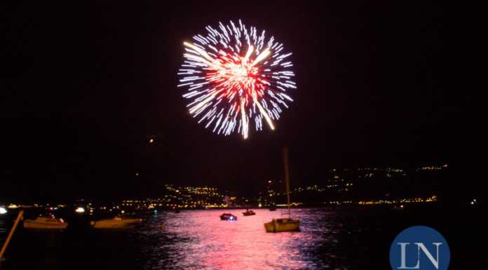 Lo spettacolo dei fuochi illumina la notte magica di Varenna