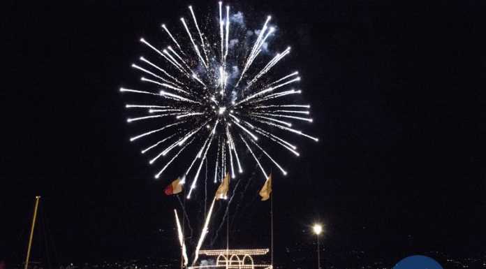 Giocolieri, musica e associazioni in piazza, poi i fuochi sul lago: che festa a Bellano