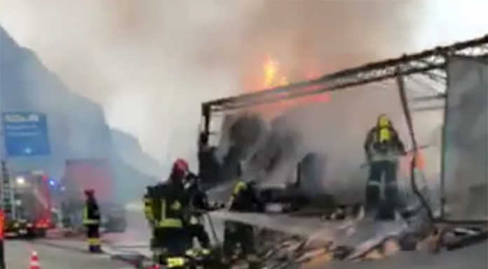 Camion in fiamme allo svincolo per l’Orsa. Code in mattinata sulla SS36