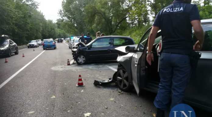 Frontale tra due auto, lunghe code sulla Como-Bergamo