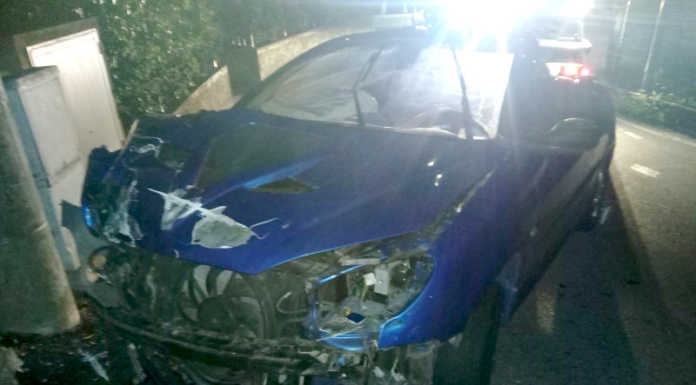 Perde il controllo dell’auto e si schianta contro un albero