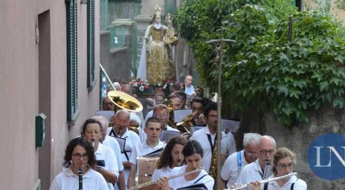 La tradizione rivive a Laorca, in tanti alla processione della Madonna del Carmine Festa di Laorca Processione