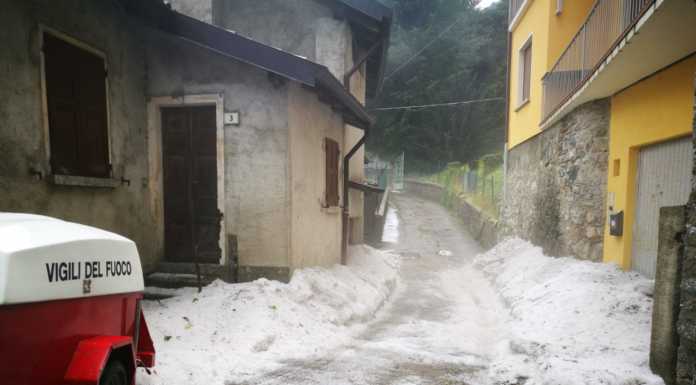 Grandine come neve a Magreglio, imbiancati prati e strade