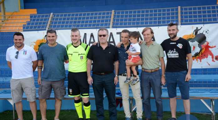 Iniziata la Maratona del Calcio allo stadio: il sindaco dà il calcio d’inizio