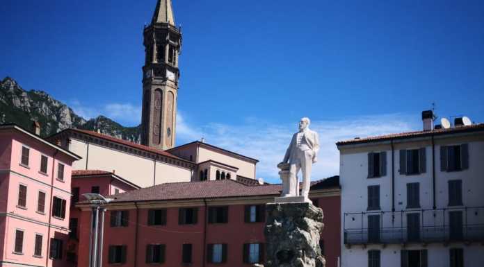 Dopo il restauro, il monumento a Cermenati torna a splendere in piazza
