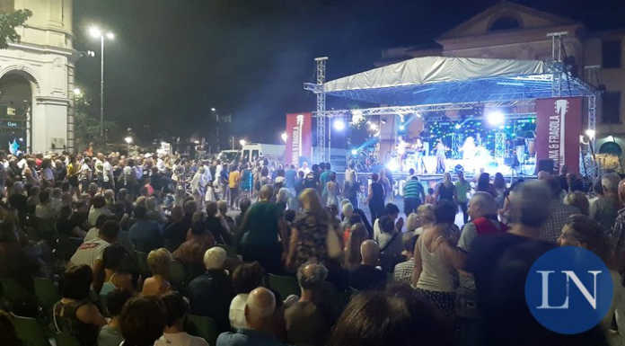 Notte ‘Bianca’ e Notte ‘Rossa’, doppia festa sulle sponde del lago