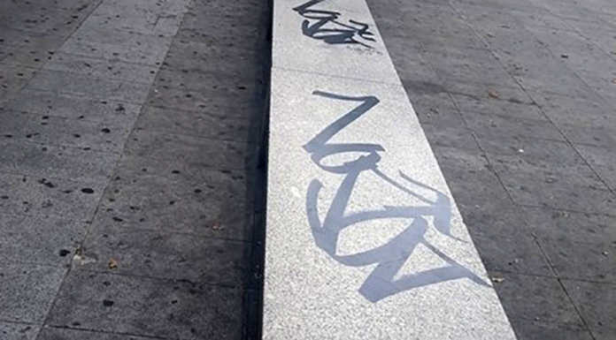 Lecco. Panchina sul lungolago imbrattata di scritte