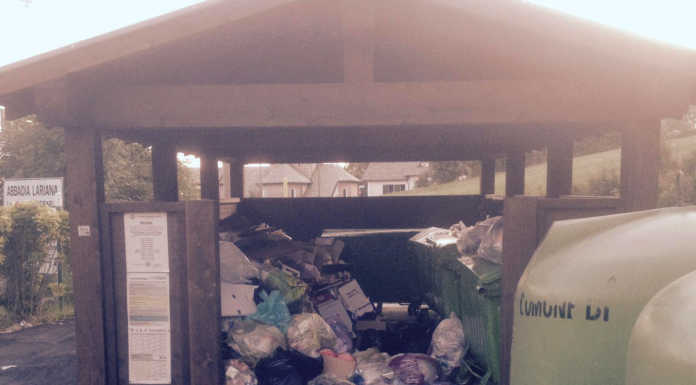 Piani Resinelli, la casetta dei rifiuti straborda di spazzatura: “Indecente”