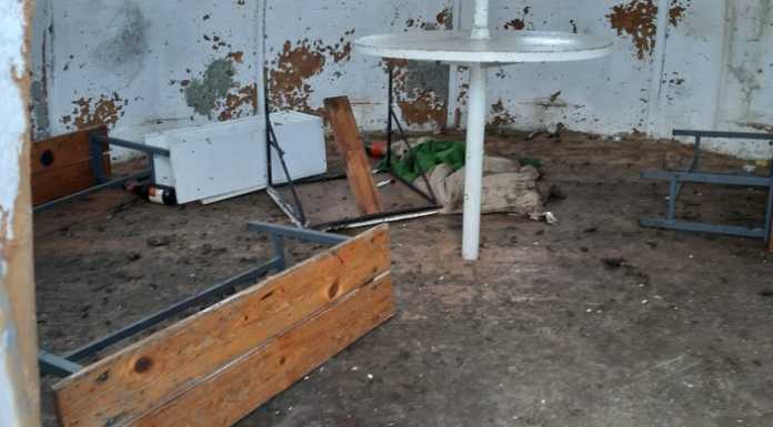 Due Mani, bivacco pieno di escrementi di animali: “Ci vuol tanto a chiudere una porta?”