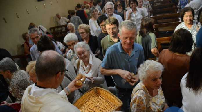 Lecco. Il 28 e 29 Luglio due giorni di celebrazioni per la Festa di Santa Marta La tradizionale distribuzione dei michini (foto d'archivio)