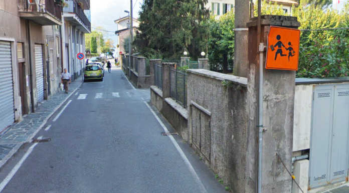 Bellano, la strada davanti all’asilo diventa pedonale: “Più sicurezza per i bimbi”