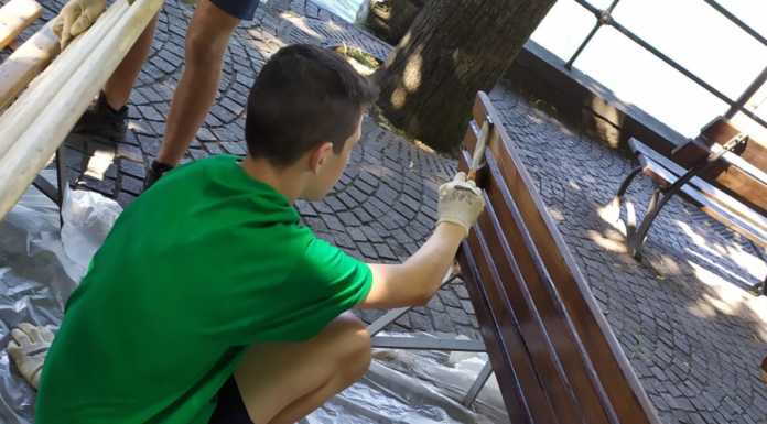 Mandello, i ragazzi di Util’Estate rimettono a nuovo tavoli e panche