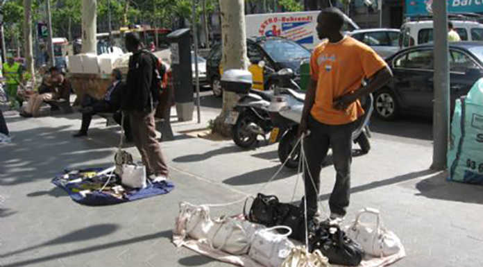 Estorceva denaro agli altri venditori abusivi, arrestato bengalese