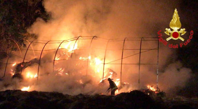 Varese, fiamme nella notte. Brucia un deposito di fieno